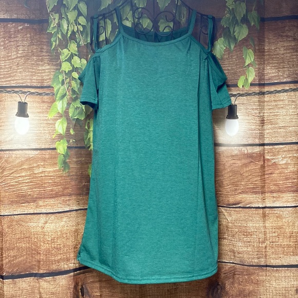 Tops - 🦋NWOT Boutique Cold-Shoulder Top